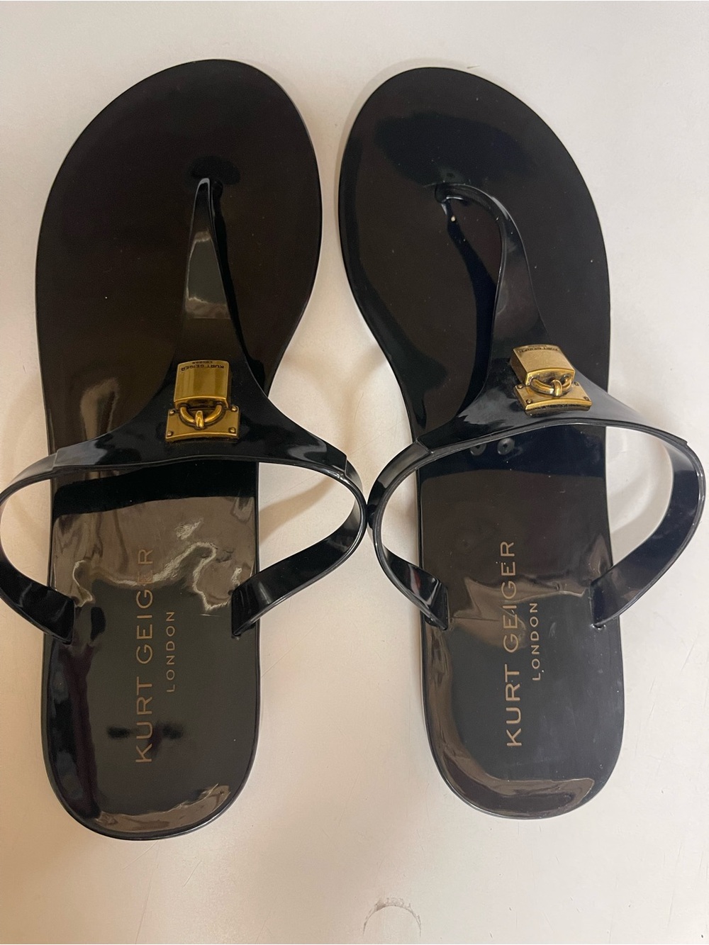 Kurt Geiger Black Patent Jelly Thong Sandals with Gold Lock Accent size 10 - Picture 6 of 6